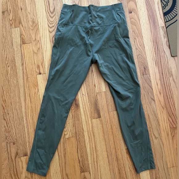 Sage green leggings with side pockets - Picture 2 of 3